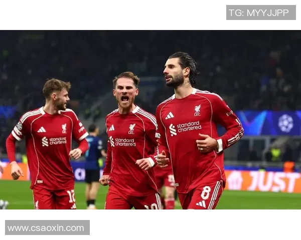 足球明星二弟起立展现风采引发球迷热议与期待